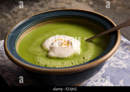 Soupe aux pois à la crème et d'écorce d'orange. Un repas bol de légumes Aliments britannique 'petit' plaque de cuisson manger plat Banque D'Images