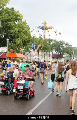 Des foules de gens marchant à la Minnesota State Fair. Banque D'Images