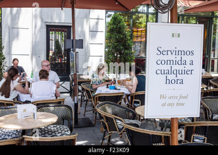 Madrid Espagne, Hispanic Plaza de la Independencia, restaurant restaurants cuisine repas café cafés, terrasse extérieure trottoir tables, extérieur, tables, parois Banque D'Images