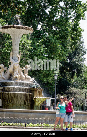 Madrid Espagne,Hispanic Retiro,Parque del Buen Retiro,parc de la ville,fontaine de Galapagos,bâton de selfie,femme hispanique femmes,mère,adolescent adolescent adolescent t Banque D'Images