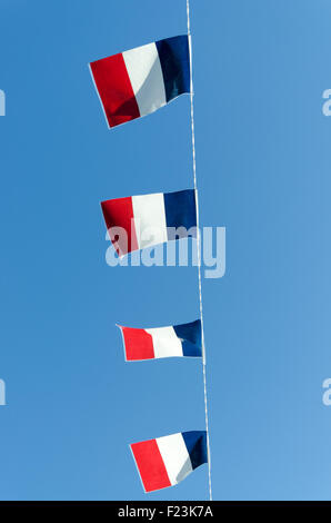 Quatre drapeaux français sur un fond de ciel bleu Banque D'Images