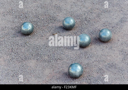 Boule de petanque boules bawls sur un sol de poussière Banque D'Images
