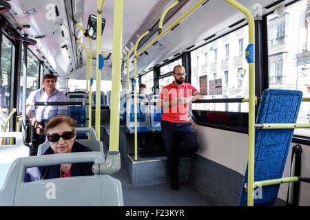 Madrid Espagne,Hispanic Retiro,Plaza de la Independencia,bus,EMT,intérieur,riders,passagers rider riders,Hispanic senior senior senior citize Banque D'Images