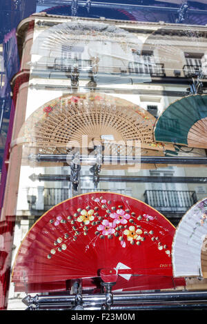 Madrid Espagne,Europe,Espagnol,Hispanic Latin Latino immigrés ethniques minorités,Centro,Plaza de la Puerta del sol,shopping shoppers sho Banque D'Images