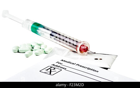 L'héroïne dans une aiguille hypodermique avec les paquets d'héroïne en poudre, pilules et prescription médicale forme isolated on white Banque D'Images