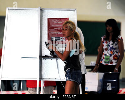 Singapour. Sep 11, 2015. Une voix dans un bureau de vote à Singapour le 11 septembre de Toa Payoh, 2015. Les Singapouriens à travers la ville s'est rendu à l'état de leurs bureaux de vote vendredi pour voter dans une élection générale. Credit : Puis Chih Wey/Xinhua/Alamy Live News Banque D'Images