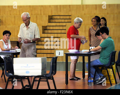 Singapour. Sep 11, 2015. Les Singapouriens voter à un bureau de scrutin à Singapour le 11 septembre de Toa Payoh, 2015. Les Singapouriens à travers la ville s'est rendu à l'état de leurs bureaux de vote vendredi pour voter dans une élection générale. Credit : Puis Chih Wey/Xinhua/Alamy Live News Banque D'Images