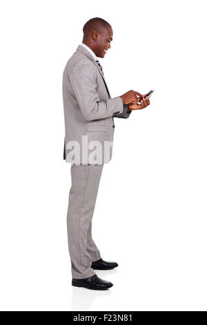 Vue de côté d'afro American businessman using smart phone Banque D'Images