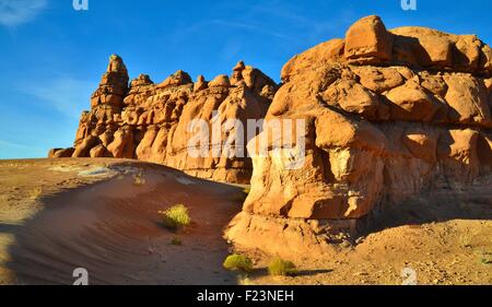 Château comme des rochers le long de la route 24 près de Hanksville, Utah, dans le désert de San Rafael. Banque D'Images