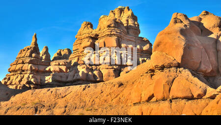 Château comme des rochers le long de la route 24 près de Hanksville, Utah, dans le désert de San Rafael. Banque D'Images