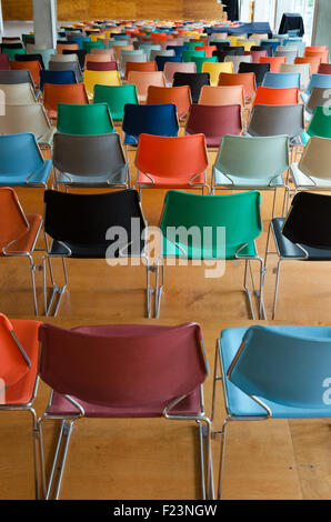 Dos de chaises colorées in Auditorium Banque D'Images