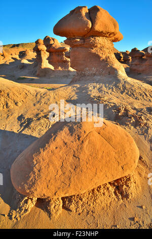 Les cheminées de toutes les formes et tailles de Goblin Valley State Park le long de la San Rafael Swell et l'autoroute 24 dans le centre-est de l'Utah Banque D'Images