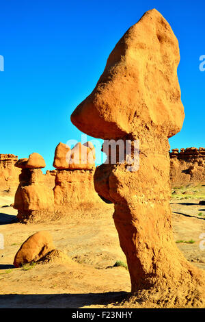 Les cheminées de toutes les formes et tailles de Goblin Valley State Park le long de la San Rafael Swell et l'autoroute 24 dans le centre-est de l'Utah Banque D'Images