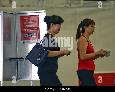 Singapour. Sep 11, 2015. Les Singapouriens voter à un bureau de scrutin à Singapour le 11 septembre de Toa Payoh, 2015. Les Singapouriens à travers la ville s'est rendu à l'état de leurs bureaux de vote vendredi pour voter dans une élection générale. Credit : Puis Chih Wey/Xinhua/Alamy Live News Banque D'Images