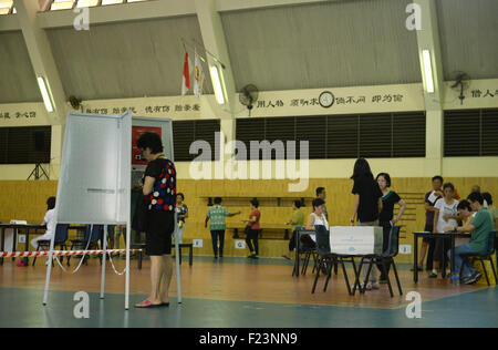 Singapour. Sep 11, 2015. Les Singapouriens voter à un bureau de scrutin à Singapour le 11 septembre de Toa Payoh, 2015. Les Singapouriens à travers la ville s'est rendu à l'état de leurs bureaux de vote vendredi pour voter dans une élection générale. Credit : Puis Chih Wey/Xinhua/Alamy Live News Banque D'Images