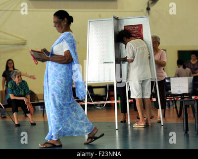 Singapour. Sep 11, 2015. Les Singapouriens voter à un bureau de scrutin à Singapour le 11 septembre de Toa Payoh, 2015. Les Singapouriens à travers la ville s'est rendu à l'état de leurs bureaux de vote vendredi pour voter dans une élection générale. Credit : Puis Chih Wey/Xinhua/Alamy Live News Banque D'Images