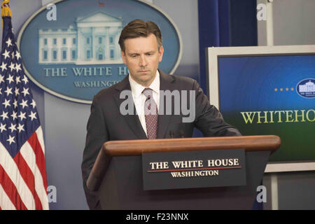 Washington, District de Columbia, Etats-Unis. 10 Sep, 2015. JOSH EARNEST Secrétaire de presse de la Maison Blanche, à l'information quotidienne le 11 mars 2015 Credit : Ricky Fitchett/ZUMA/Alamy Fil Live News Banque D'Images