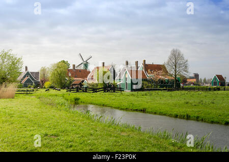 Moulin à vent et des maisons de campagne à Zaanse, aux Pays-Bas. Banque D'Images