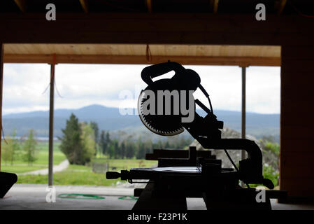 Silhouette de banc de scie sur un site de construction Banque D'Images