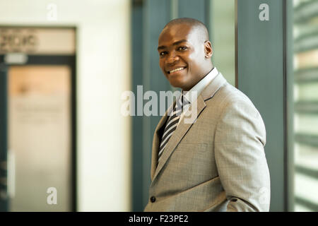 Beau jeune black businessman in modern office Banque D'Images