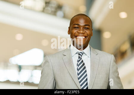 Portrait of smiling African business man in modern office Banque D'Images