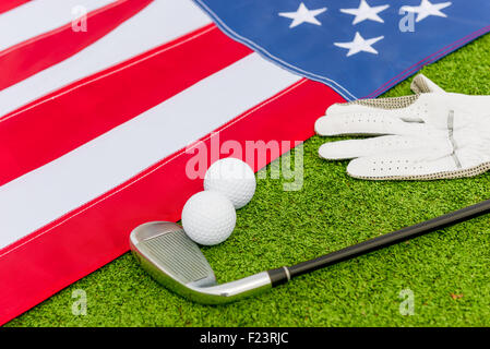 L'équipement de golf et un drapeau américain sur la pelouse Banque D'Images