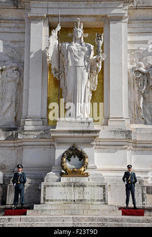 Garde d'honneur, les gardiens de la Tombe du Soldat Inconnu, Monument National Vittorio Emanuele II, Piazza Venezia, Rome, Latium Banque D'Images