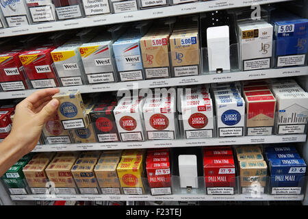 L'achat de cigarettes Banque D'Images