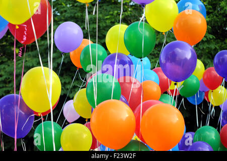 Ballons multicolores dans la ville festival Banque D'Images