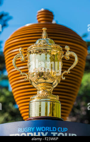 Twickenham, London, UK. 10 Septembre, 2015. Les Webb Ellis Cup avec le Pape de l'Urne. La tasse est tournée autour de la ville de Richmond d'une série de moments 'celebration' pour marquer le début de la Coupe du Monde de Rugby à Twickenham. Il va enfin arriver dans le stade de Twickenham le 18 septembre avant la cérémonie d'ouverture. Elle est accompagnée par l'équipe du Tour du Trophée et vrai Seigneur, le chef du Conseil de Richmond. Crédit : Guy Bell/Alamy Live News Banque D'Images