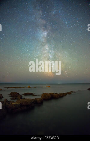 La Milkyway et ciel de nuit sur la mer. Banque D'Images