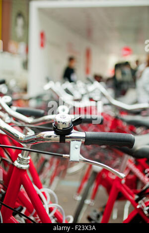 Beaucoup de Vélo rouge - partage des vélos à Milan Banque D'Images