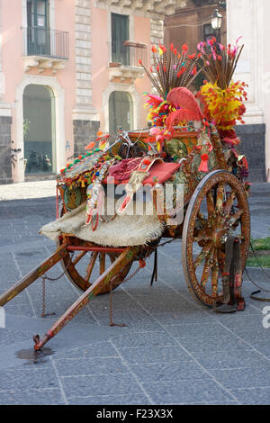 Oxcart sicilien caractéristique à Catane Banque D'Images