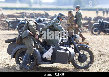 La seconde guerre mondiale, 11 soldats allemands faisant des prisonniers sur le champ de bataille Banque D'Images