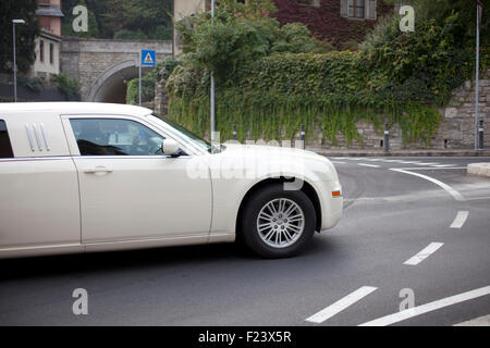 Limousine blanche sur la route Banque D'Images