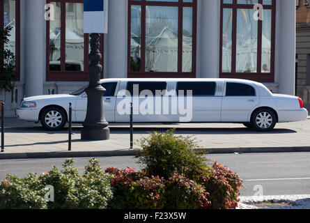 Limousine blanche sur la route Banque D'Images