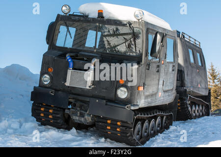 Véhicule de fret suivi militaire articulée avec deux unités sur la neige Banque D'Images