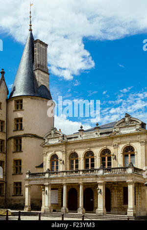 Le théâtre et le Palais des Ducs, Nevers, Nièvre, France Banque D'Images