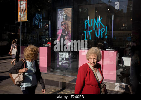 Deux dames âgées devant une hutte Lunettes shop dont le thème est "la Semaine de la mode Punk it up'. Banque D'Images