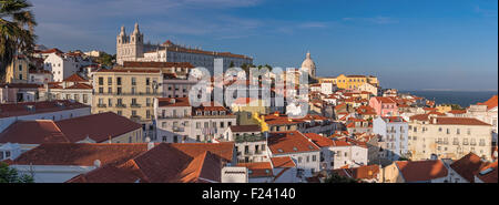 Vue sur l'Alfama district à São Vicente de Fora eglise et église Santa Engracia Lisbonne Portugal Banque D'Images