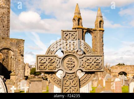 Croix celtique sur un cimetière à Saint Andrews, Écosse Banque D'Images