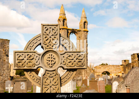 Croix celtique sur un cimetière à Saint Andrews, Écosse Banque D'Images