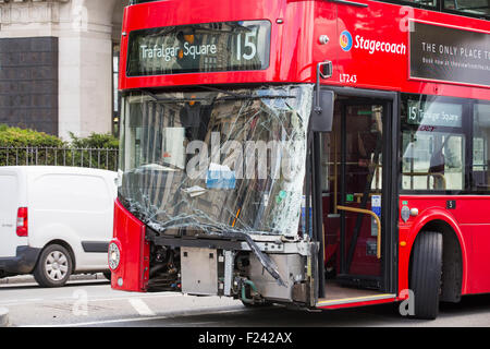 Un bus de Londres avec un pare-brise fracassé après qu'il a couru à l'arrière d'un autre véhicule, Londres, Royaume-Uni. Banque D'Images