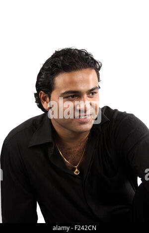 Un portrait of a handsome guy indien sur fond blanc, studio. Banque D'Images