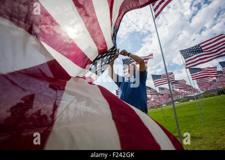 Los Angeles, Californie, USA. 10 Sep, 2015. Un homme installe un drapeau pour honorer les victimes des attentats du 11 septembre 2001 à New York, sur le campus de l'Université Pepperdine à Malibu, Californie, le 10 septembre, 2015. Credit : Zhao Hanrong/Xinhua/Alamy Live News Banque D'Images