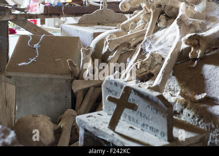 Crânes dans Fontanel, cimetière Sanità trimestre Naples Banque D'Images