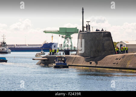 L'art de la classe Astute hunter killer un sous-marin nucléaire est déplacé de BAE Systems dans la région de Barrow in Furness jusqu'à la base de sous-marins de Faslane, en Écosse, au Royaume-Uni. Les sous-marins sont armés de torpilles Spearfish et missiles de croisière Tomahawk. Cette photo montre le héron du Pacifique un navire de transport nucléaire derrière. Banque D'Images