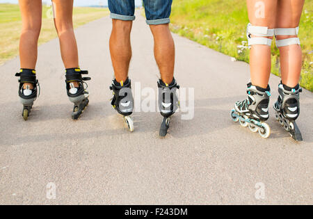 Close up de jambes en rollerskates patinage sur road Banque D'Images
