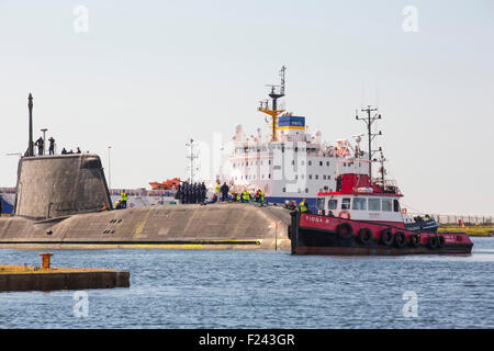 L'art de la classe Astute hunter killer un sous-marin nucléaire est déplacé de BAE Systems dans la région de Barrow in Furness jusqu'à la base de sous-marins de Faslane, en Écosse, au Royaume-Uni. Les sous-marins sont armés de torpilles Spearfish et missiles de croisière Tomahawk. Cette photo montre le héron du Pacifique un navire de transport nucléaire derrière. Banque D'Images