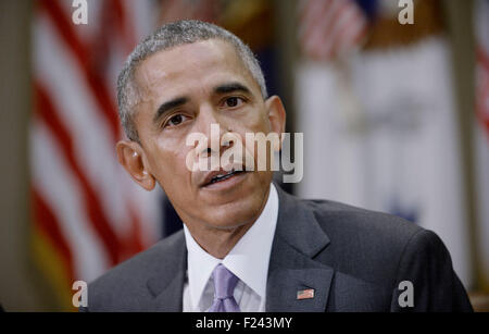 Washington DC, USA. 10 Septembre, 2015. Le président des États-Unis Barack Obama rencontre avec un petit groupe d'anciens combattants et les mères Gold Star pour discuter du nucléaire iranien dans la Roosevelt Room de la Maison Blanche à Washington, DC, le 10 septembre 2015. Crédit : Olivier Douliery/Piscine via CNP /dpa - PAS DE SERVICE DE FIL - Crédit photo : dpa alliance/Alamy Live News Banque D'Images